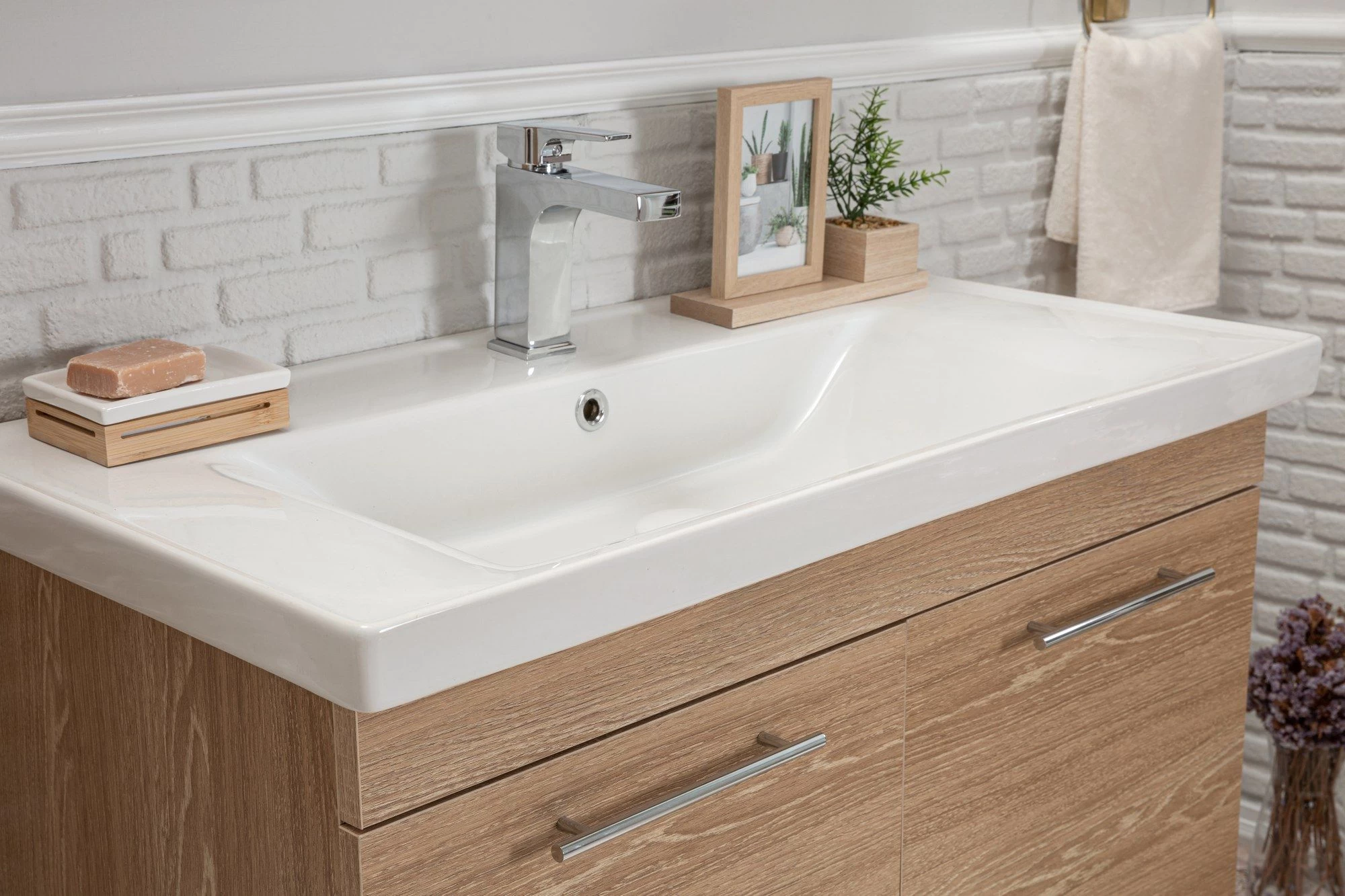 Jussara" Ensemble De Salle De Bains | MDF Mélaminé | Vasque En Céramique | Poignées Chromées | Chêne Blanc 6 Jussara" Ensemble De Salle De Bains | MDF Mélaminé | Vasque En Céramique | Poignées Chromées | Chêne Blanc – Image 6