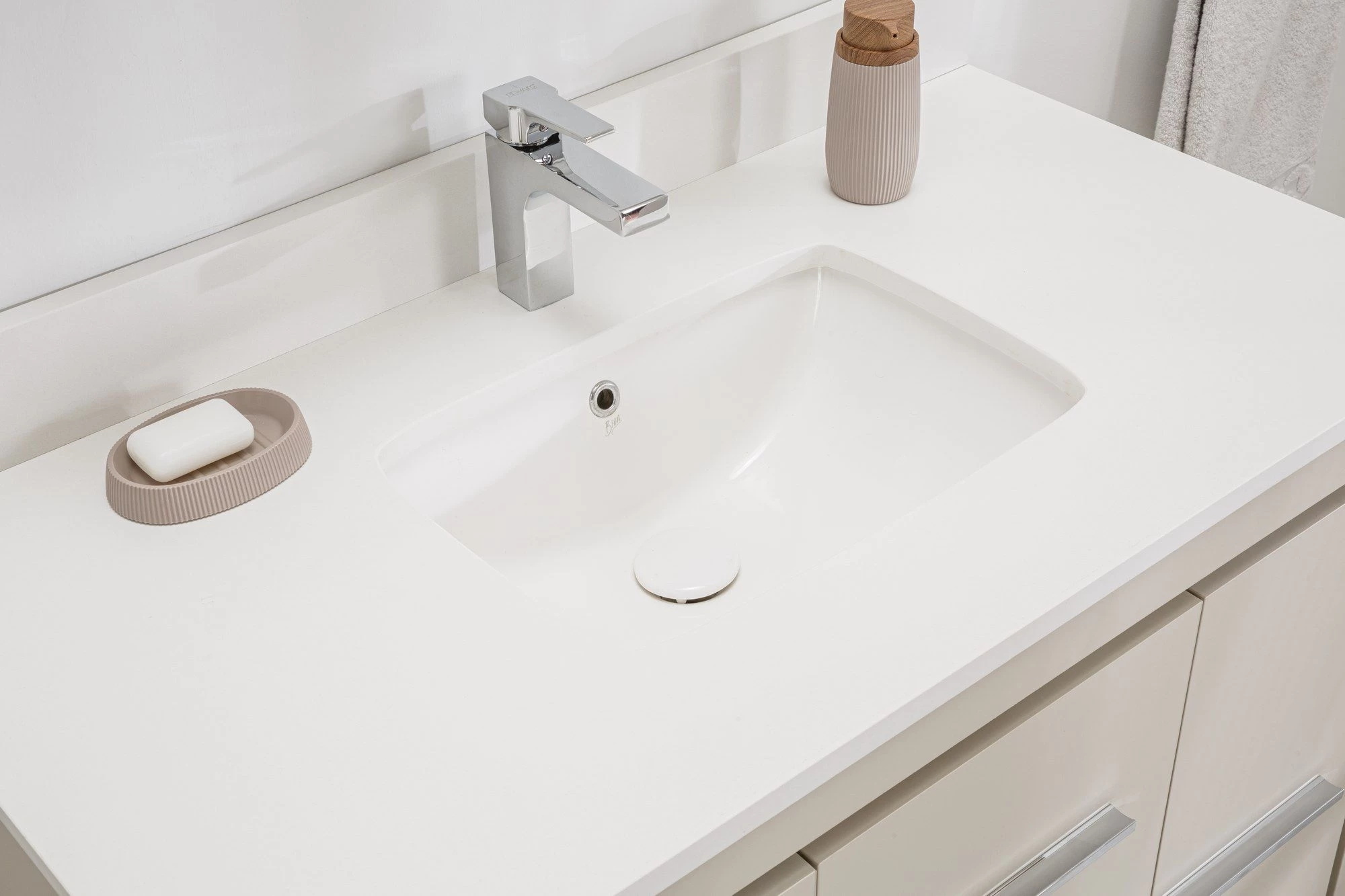 Jussara - Ensemble De Meubles De Salle De Bains | MDF Laqué | Plan En Quartz Et Vasque En Porcelaine | Beige 5 Jussara - Ensemble De Meubles De Salle De Bains | MDF Laqué | Plan En Quartz Et Vasque En Porcelaine | Beige – Image 5