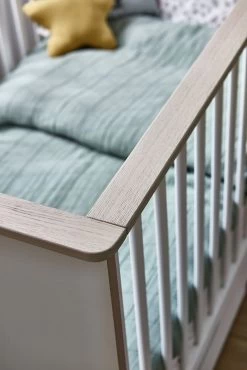 Lit Bébé Binno 70x140 Avec 2 Pans De Lit - Pin Blanchi/blanc -Magasin De Meubles 6 SACHA CP10 MP10 06 Z 08 4155