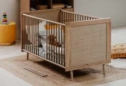 Lit De Bébé Bilal 140x70 - Rafia/chêne -Magasin De Meubles Bali 66B Babybett Halbambiente perspektive 2 a827