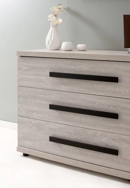 Commode Maité 110cm, 3 Tiroirs - Décor En Chêne Gris 4 Commode Maité 110cm, 3 Tiroirs - Décor En Chêne Gris – Image 4
